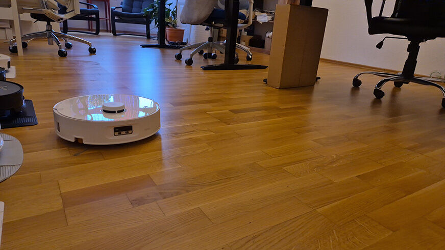 Der Laserturm des Roborock Qrevo Curv 2 Flow ragt deutlich aus dem Gehäuse hervor.